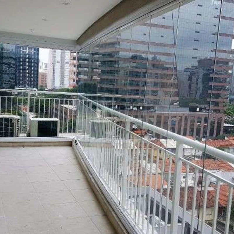 Fechamento de sacada instalada em Porto Alegre — Unika Vidros