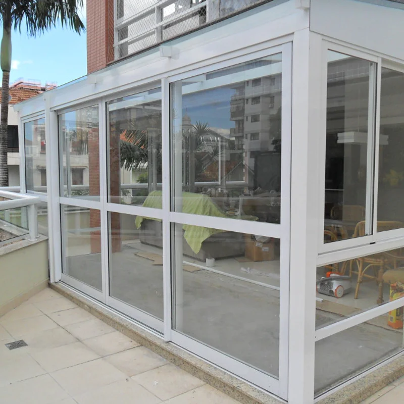 Fechamento de sacada instalada em Porto Alegre — Unika Vidros